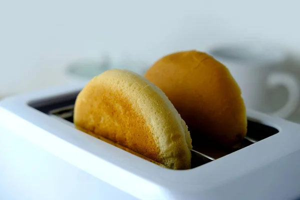 現代的なキッチン用品 ローストサンドイッチパンを調理するための白いトースター 健康的な食事 職場での軽食 学生のファーストフードの概念 — ストック写真