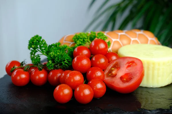 Jugoso Racimo Tomates Rojos Pequeños Cócteles Queso Salchichas Perejil Encuentra —  Fotos de Stock