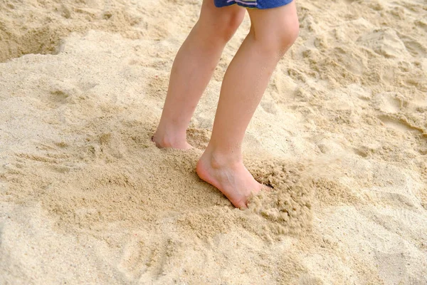 Child Bare Feet Sand Boy Plays Summer Sand Playground Sandbox — Stock Photo, Image