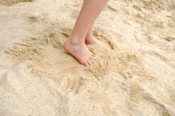 Pés Descalços Criança Areia Menino Brinca Verão Com Areia Playground — Fotografia de Stock