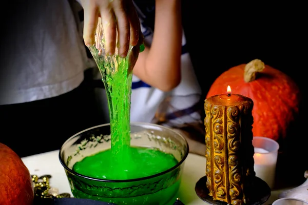 Kinderen Spelen Met Een Groen Hekserijdrankje Tafel Bedekt Met Een — Stockfoto