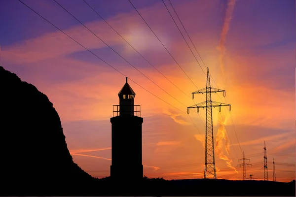 Piękny Krajobraz Niebo Wieże Energetyczne Sylwetka Latarni Morskiej Pole Wieczorem — Zdjęcie stockowe