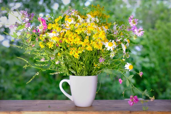 庭の木のテーブル 野の花の夏の花束 美しい夏の背景 緑のバナー 夏のコンセプト 庭でお茶を飲む — ストック写真