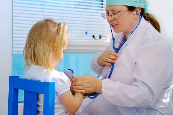 Kvinnlig Läkare Barnläkare Undersöker Små Barn Årig Flicka Med Vitt — Stockfoto