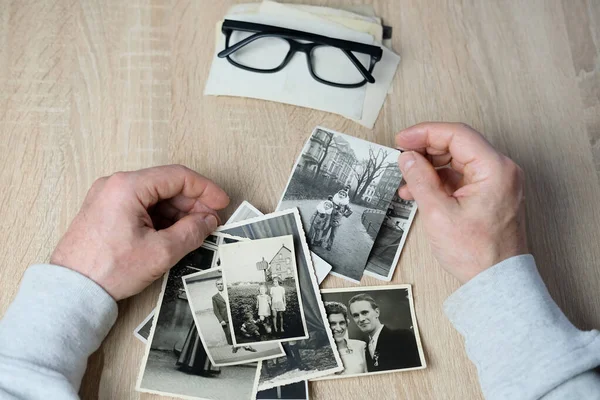 Nahaufnahme Männliche Hand Mit Alten Jahrgangsfotos Der Jahre 1940 1950 — Stockfoto