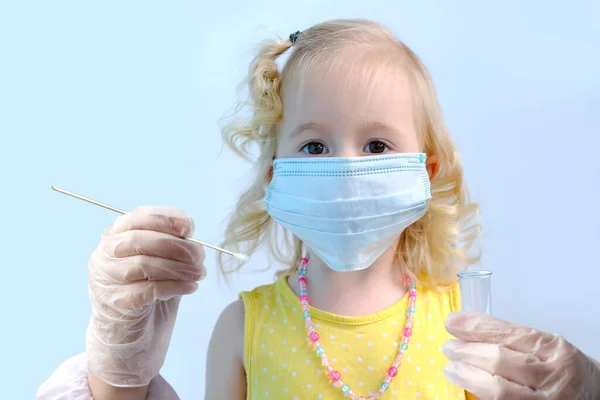 Criança Pequena Uma Menina Loira Anos Máscara Médica Branca Médico — Fotografia de Stock