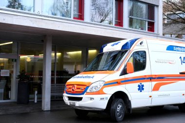 LUCERNE, SWitzERLAND - Ocak 2021: çağrı üzerine şehir sokaklarında beyaz ambulans arabası, nüfusa acil yardım konsepti, caddelerde trafik güvenliği düzenlemesi konsepti