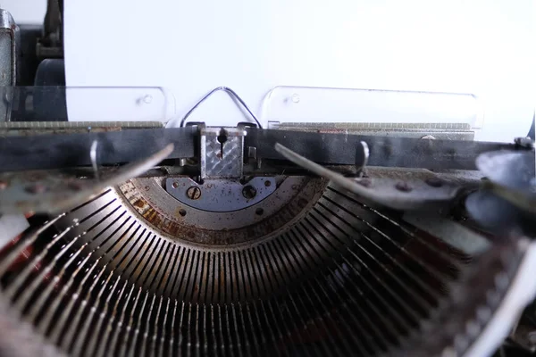 Старая Пишущая Машинка Столе Чистый Белый Лист Текста Макет Ретро — стоковое фото