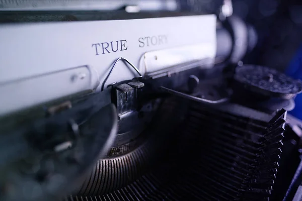 Máquina Escrever Velha Mesa Palavras História Verdadeira São Impressas Papel — Fotografia de Stock