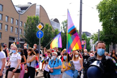 Frankfurt - Temmuz 2021: Uluslararası LGBT hareketi üyeleri, gökkuşağı bayraklı Gay yürüyüşü, insanların gösterisi, lezbiyen, biseksüel, transseksüel toplu geçit töreni