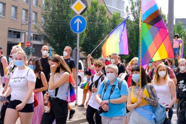 FRANKFURT - 17 Temmuz 2021: Uluslararası LGBT hareketinin katılımcıları, gökkuşağı bayraklarıyla Gay onur yürüyüşü, insanların gösterisi, lezbiyen, biseksüel, transseksüel insanların toplu yürüyüşü