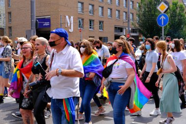 FRANKFURT - 17 Temmuz 2021: Uluslararası LGBT hareketinin katılımcıları, gökkuşağı bayraklarıyla Gay onur yürüyüşü, insanların gösterisi, lezbiyen, biseksüel, transseksüel insanların toplu yürüyüşü