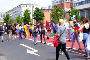 FRANKFURT - 17 Temmuz 2021: Uluslararası LGBT hareketinin katılımcıları, gökkuşağı bayraklarıyla Gay onur yürüyüşü, insanların gösterisi, lezbiyen, biseksüel, transseksüel insanların toplu yürüyüşü