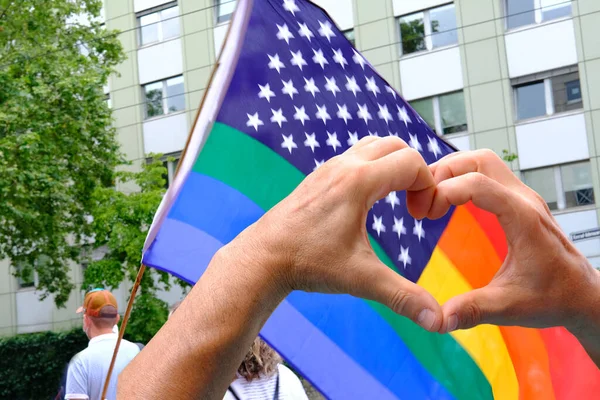 Lgbtq Hareketinin Üyeleri Gökkuşağı Bayraklarıyla Şehirde Eşcinsel Gururu Geçit Töreni — Stok fotoğraf
