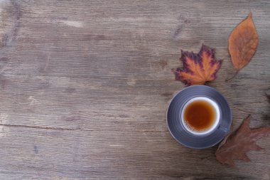 içecek, bardakta sıcak içecek yapraklar, yeşillik, çelenk, mumlar, ahşap masa manzarası, güzel hava konsepti, açık hava çay partisi, sıcak sonbahar havası.