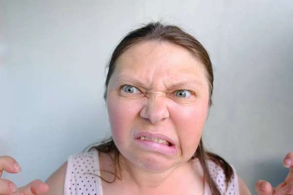 Mulher Idosa Europeia Chocada Com Que Está Acontecendo Expressões Faciais — Fotografia de Stock