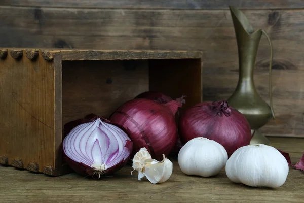 Nahaufnahme Von Roten Zwiebeln Ganzen Zwiebeln Und Geschnitten Knoblauch Konzept — Stockfoto