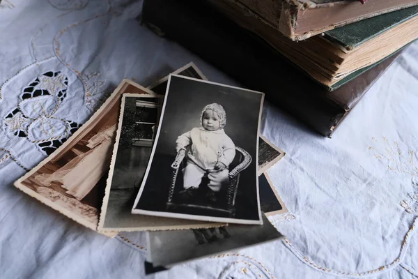 Gamla Fotoalbum Ligger Vit Mynta Duk Vintage Fotografier 1960 Begreppet — Stockfoto