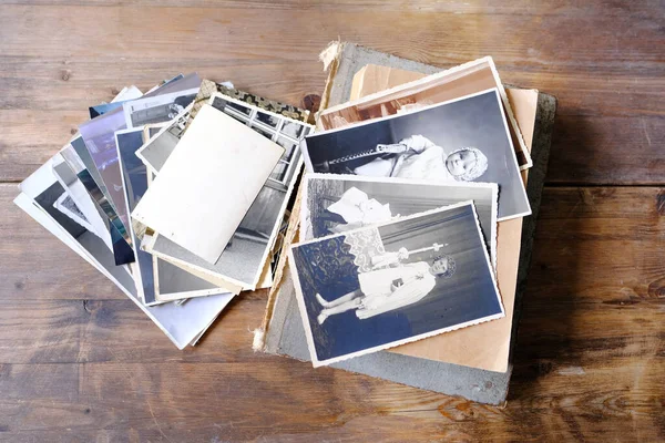 Pilha Fotos Vintage Fotografia Retro 1940 1950 Mesa Madeira Livros — Fotografia de Stock