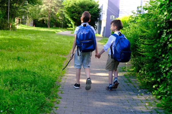 Dois Meninos Alunos Escola Primária Crianças Com Sacos Escola Azul — Fotografia de Stock