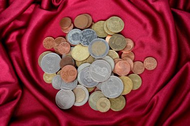 Kapalı kadın elleri, dişçi, doktor küçük bir hastanın ağız boşluğunu muayene ediyor. Sarışın kız 2 yaşında, azı dişi büyümüş, ağzı açık çocuk, çocuk ağzı kapalı, beyaz dişler. 