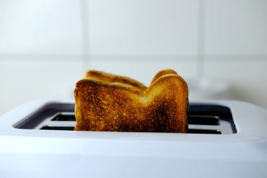 Kızarmış tahıllı ekmek, kızarmış tost, sağlıklı beslenme, diyet, işte, okulda, öğrenci fast food konsepti.