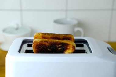 Kızarmış tahıllı ekmek, kızarmış tost, sağlıklı beslenme, diyet, işte, okulda, öğrenci fast food konsepti.