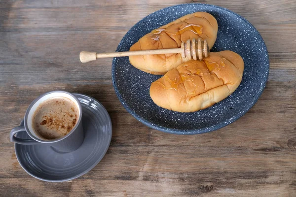 Friss Croissant Egy Sötét Szürke Tányéron Édes Méz Ömlik Egy — Stock Fotó