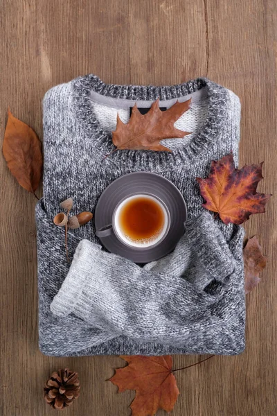 温暖的男子毛衣 杯子里的热饮料 木制餐桌的顶部景观 好天气概念 户外茶会 舒适的秋天气氛 — 图库照片