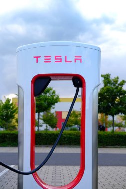 FRANKFURT, Almanya - Ağustos 2021: TESLA Superchargers, elektrikli araç üreticisi ve elektrik enerjisi depolama konsepti olan Elon Musk şirketinin arabalarının aküsünü şarj etmek için