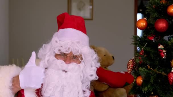 Kerstman Een Traditioneel Rood Kostuum Met Een Witte Baard Zit — Stockvideo