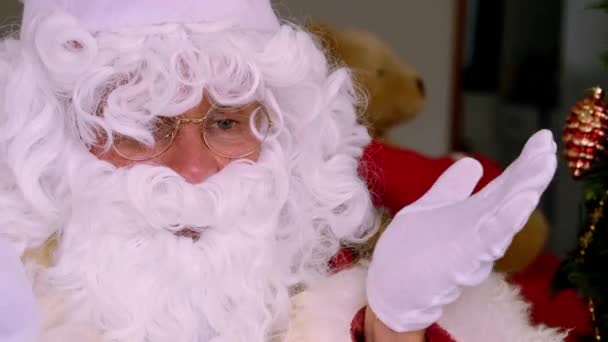 Santa Claus Traditionell Röd Kostym Med Vitt Skägg Sitter Nära — Stockvideo