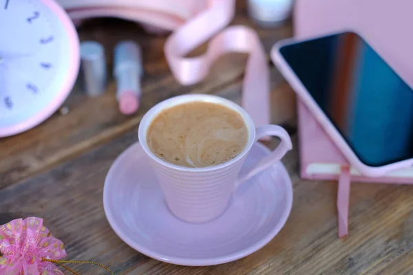 여자들의 액세서리 화면이 스마트폰 색깔의 분홍빛 자명종 립스틱 컨셉트 — 스톡 사진