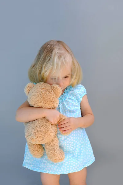 Małe Dziecko Blondynka Dziewczyna Lata Bawi Się Zabawką Przytula Pluszowego — Zdjęcie stockowe