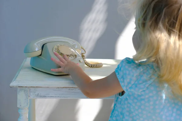 Close Criança Esperta Menina Loira Anos Pega Telefone Retro Velho — Fotografia de Stock