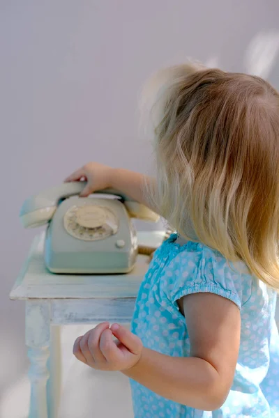 Close Criança Esperta Menina Loira Anos Pega Telefone Retro Velho — Fotografia de Stock
