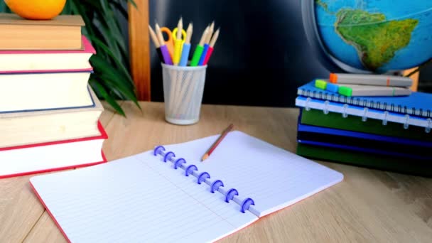 学生家庭办公室桌子上有白色闹钟彩色笔记本铅笔在玻璃粉笔板地球仪白色闹钟教育的概念回到学校知识日 图库视频影像 C Kittyfly