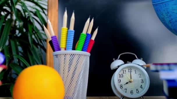 Student Thuis Kantoor Tafel Met Witte Wekker Boeken Oranje Gekleurde — Stockvideo