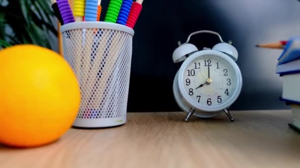 Estudante Mesa Escritório Casa Com Despertador Branco Livros Laranja Cadernos — Vídeo de Stock