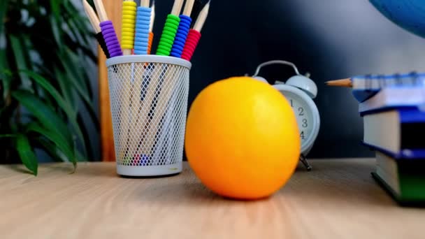 Estudante Mesa Escritório Casa Com Despertador Branco Livros Laranja Cadernos — Vídeo de Stock