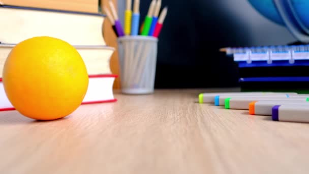 Estudante Mesa Escritório Casa Com Despertador Branco Livros Laranja Cadernos — Vídeo de Stock