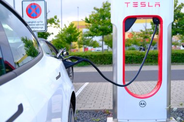 FRANKFURT, Almanya - Ağustos 2021: Amerikan Elon Musk şirketinin Tesla arabaları, elektrikli araç üreticisi, bataryayı TESLA Supercharger, elektrik enerji depolama konsepti