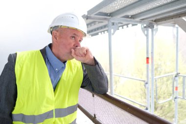 Tecrübeli inşaat işçisi, inşaat ekibi şefi, inşaat mühendisi inşaat alanında inşaat mühendisi yenileme ve inşaat mühendisliği konsepti denetleme.