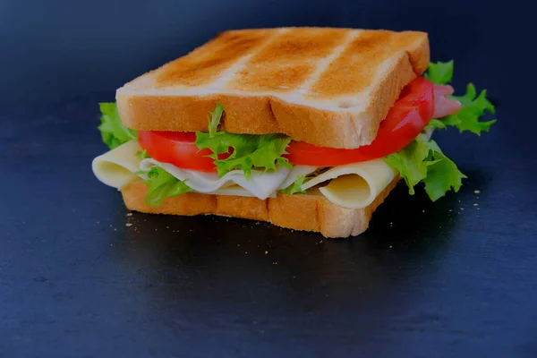 Close Sanduíche Apetitoso Com Fatias Tomate Maduro Salada Verde Queijo — Fotografia de Stock