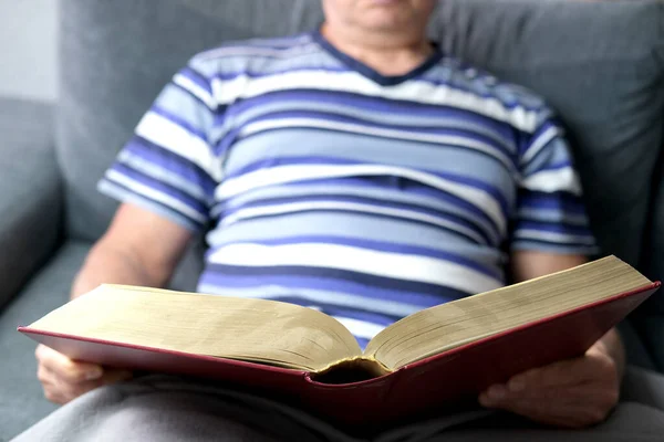 Gros Plan Livre Épais Couverture Rouge Foncé Bible Familiale Vieil — Photo