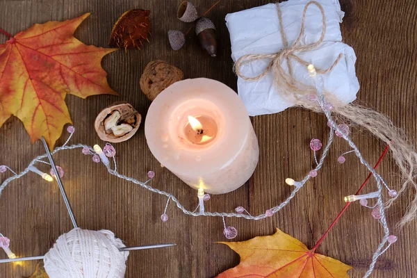 içecek, bardakta sıcak içecek yapraklar, yeşillik, çelenk, mumlar, ahşap masa manzarası, güzel hava konsepti, açık hava çay partisi, sıcak sonbahar havası.