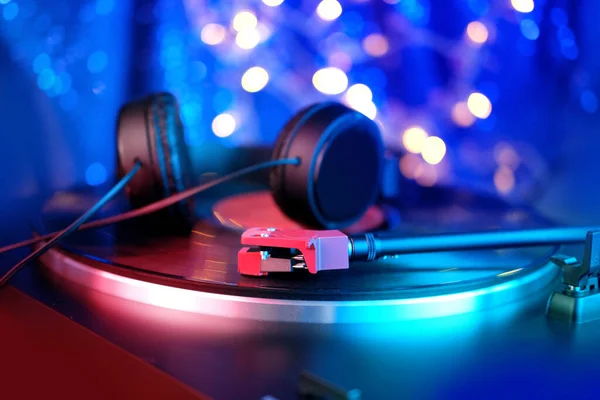 Primer Plano Una Cabeza Recogida Auriculares Negros Disco Vinilo Luces —  Fotos de Stock