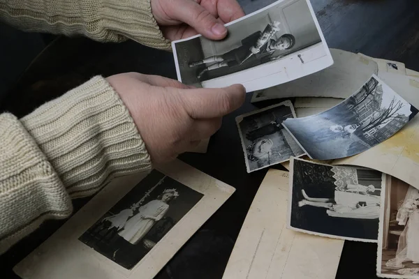 Frauenhände Fingern Alte Fotos Aus Den 50Er Jahren Stapel Fotos — Stockfoto