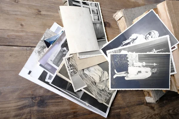 Eski fotoğraf yığınları, 1940-1950 yılları arasında tahta masa, eski kitaplar, soy ağacı konsepti, atalarımızın hafızası, aile ağacı, soy ağacı, çocukluk anıları, aile arşivi.