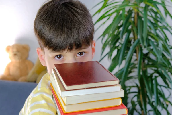 Müder Trauriger Junge Schuljunge Gelbem Shirt Hause Sitzend Vor Ihm — Stockfoto